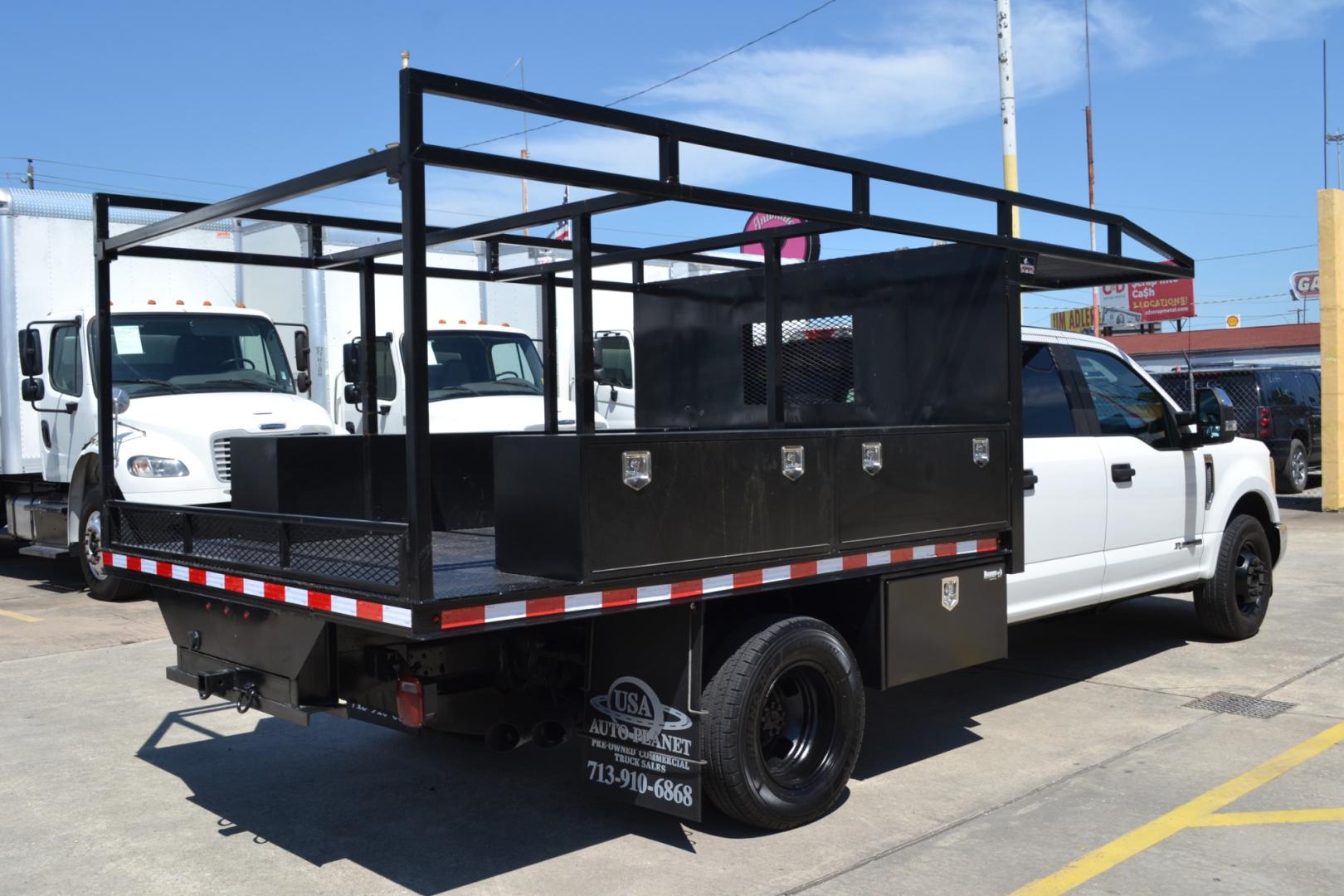 2018 WHITE /GRAY Ford F-350 with an POWERSTROKE 6.7L DIESEL engine, AUTOMATIC transmission, located at 9172 North Fwy, Houston, TX, 77037, (713) 910-6868, 29.887470, -95.411903 - Photo#4